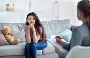 behavioral health specialist explaining how to choose the right type of therapy to a teenage girl.